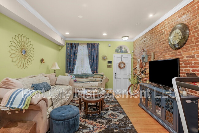 Photo - 22 N Potomac St