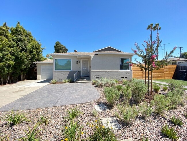 Building Photo - 5BD/3BA, Private Fenced Yard!! Rental