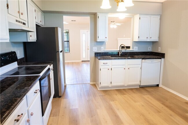 Photo - 654 Terry Ave