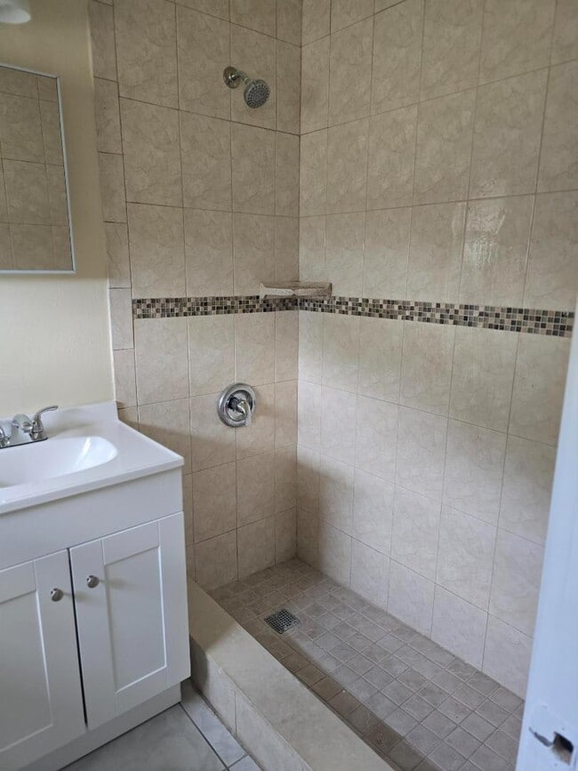 Building Photo - 5471 Ravenswood Rd Rental