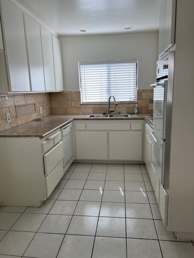 Photo - 14646 Dickens St