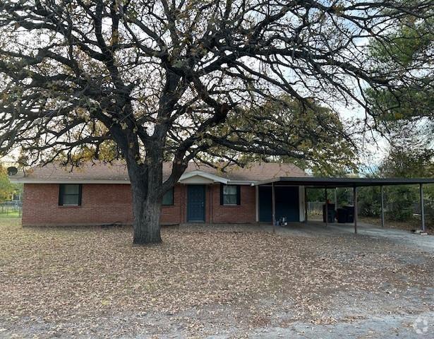 Building Photo - 1013 Red Oak St Rental