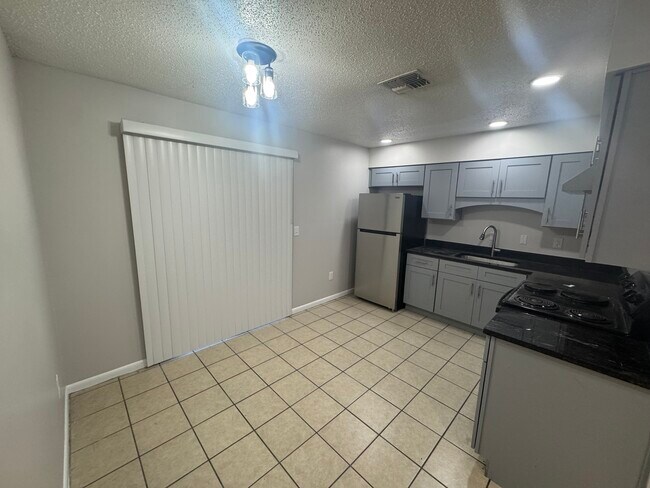 21514 Campbell Dr