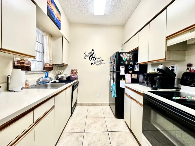 Photo - 661 Cypress Lake Blvd Unidad F