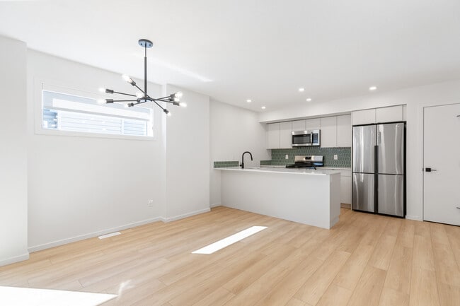 Building Photo - 11514-11587 87 St NW Unit 2