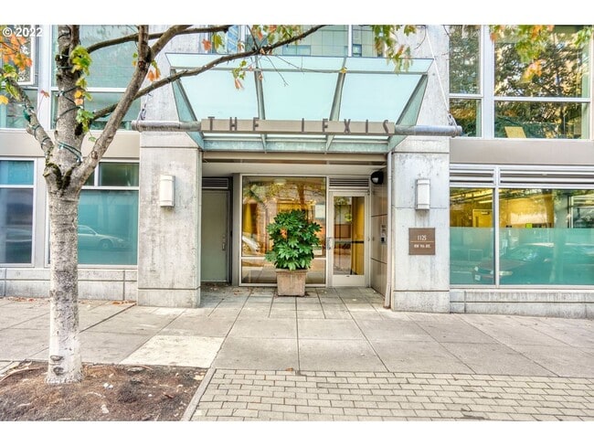 Building Photo - Lovely Corner unit in the Pearl District