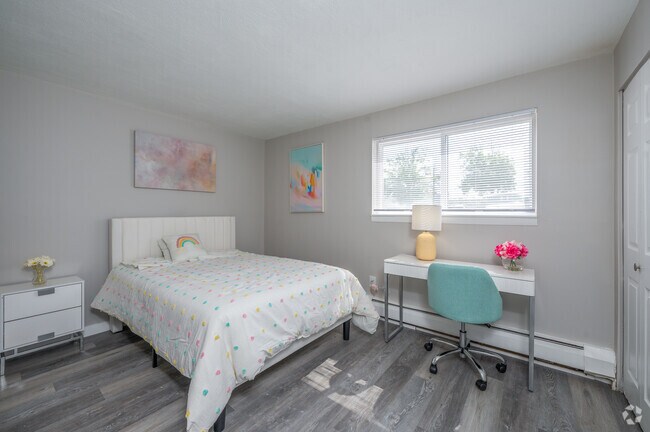 2BR, 1BA - 835SF - 2nd Bedroom
