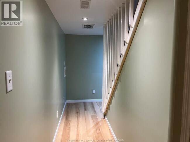 Photo - 1464 Bayswater Crescent