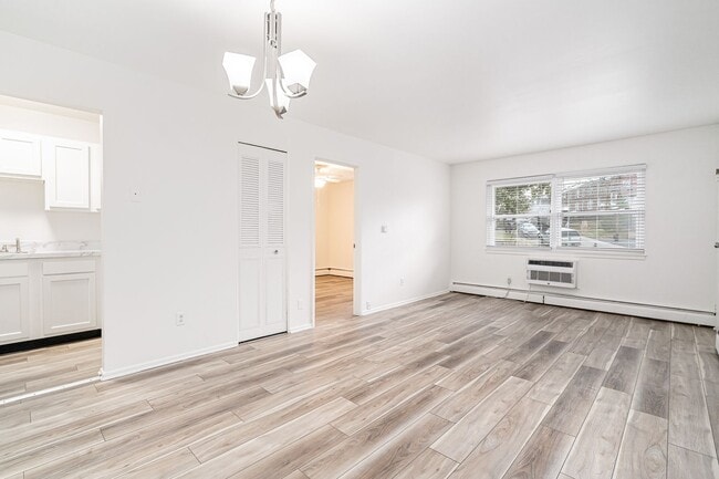 Photo - Lindsay Court Apartments