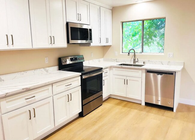 Building Photo - 2422 McKinley Ave Unit F