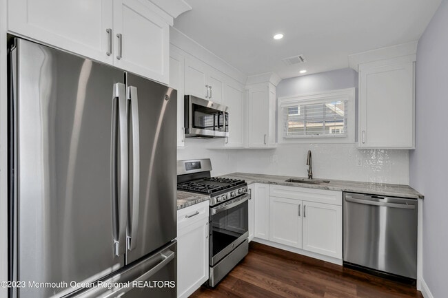 Building Photo - 419 10th Ave Unit Rear