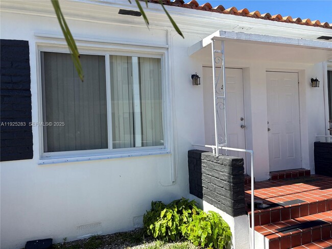 Building Photo - 1035 SW 3rd St Unit 2