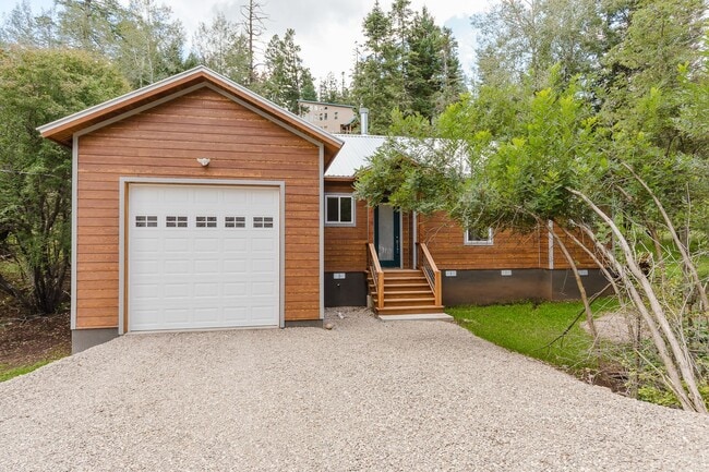 Building Photo - Beautiful New Construction Mountain Retreat