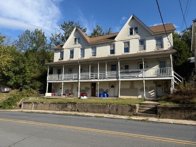 Building Photo - 3 bedroom 1 bathroom Rental