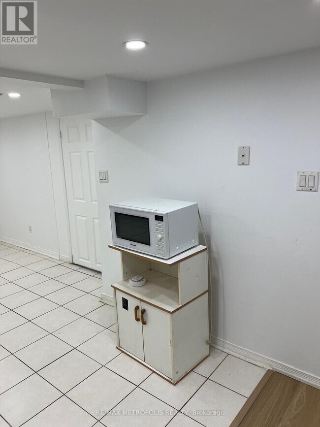 Photo - 3244 Lawrence Ave E