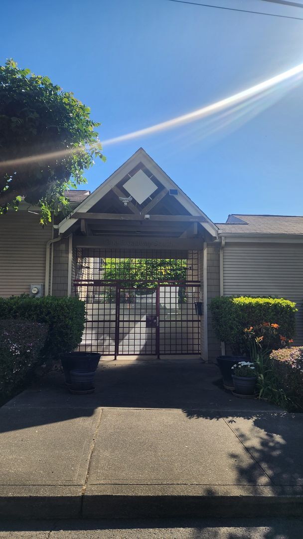 Building Photo - Downtown Tacoma 2 Bedroom Condo! Unit 104
