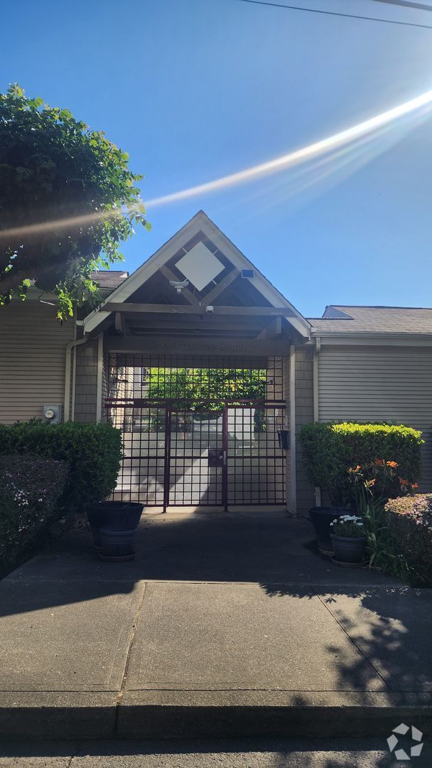 Building Photo - Downtown Tacoma 2 Bedroom Condo! Unit 104