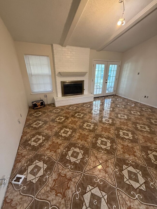 Photo - AVAILABLE NOW!! 3/2/2 near west end and LCU