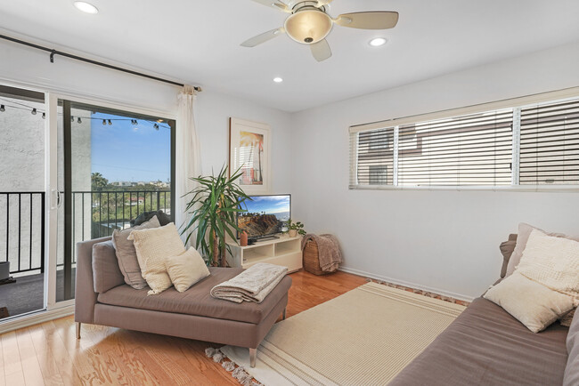 Living Room - 1720 Ardmore Ave Unit 111