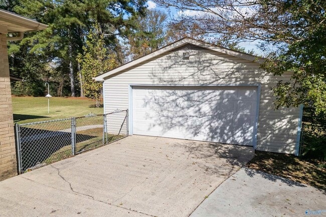 Photo - 1007 Heard Ct SE