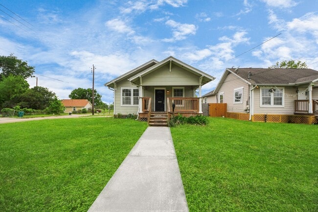 Photo - 201 W Pitts Ave