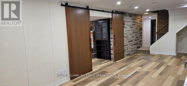 Photo - 49 Halkin Crescent
