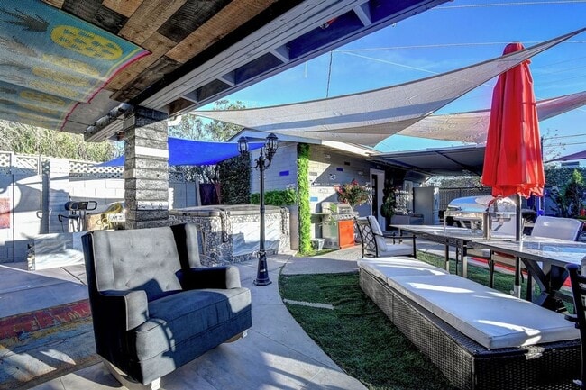Photo - 121 W Balboa Dr