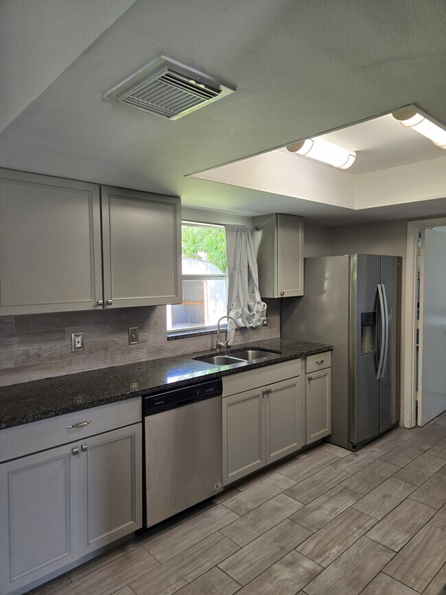 Photo - 108 Loredo Ln