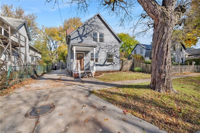 Photo - 2002 Valentine Ave