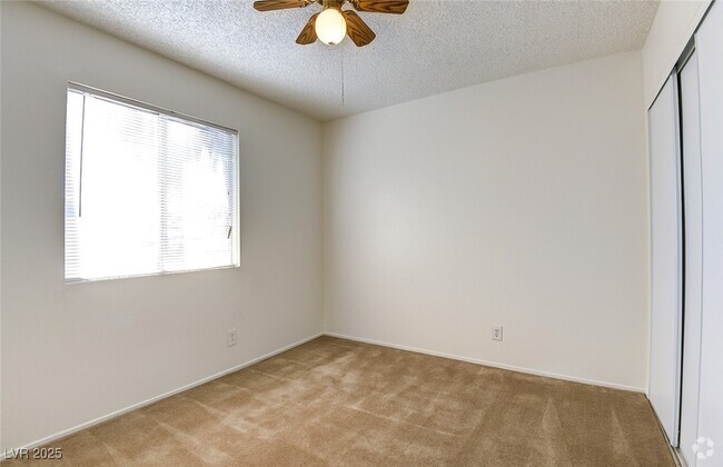 Building Photo - 4958 Larkspur St Rental