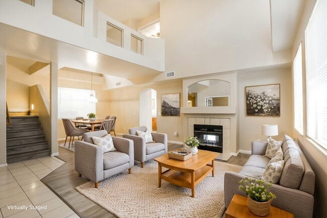 1316 E Thunderhill Pl