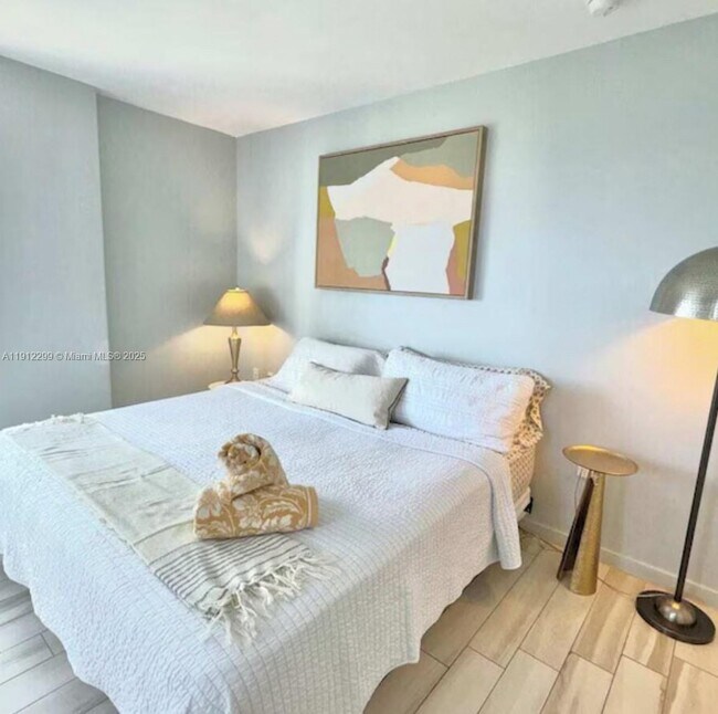 Photo - 481 NE 29th St Unidad 704