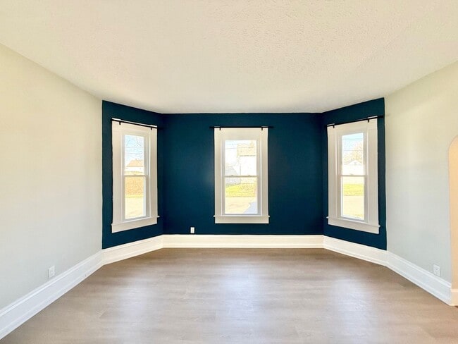 Photo - 924 Spring Ave NE