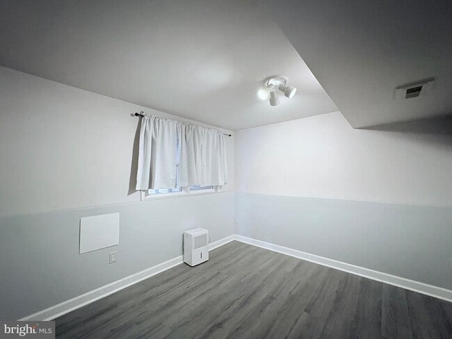 Building Photo - 2000 English Oak Ct