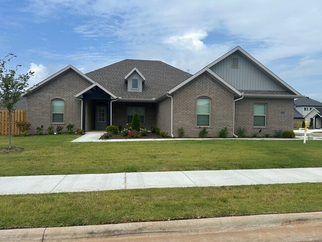 Building Photo - Beautiful Bentonville Home! 4 Bedrooms, 2.5 Bathrooms!!