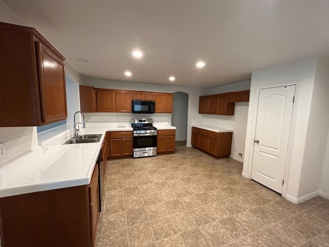Photo - Large 5 Bedroom/2 Bathroom NW Bakersfield ...