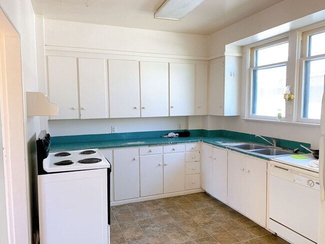 Photo - Classic 4 bdrm/2 bath High St home, right in the heart of Student Row! Unidad 1112 High St