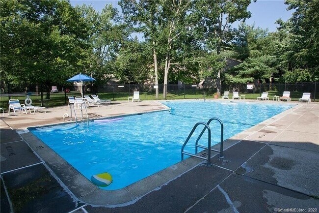 17 Greenbriar Dr Unit # a