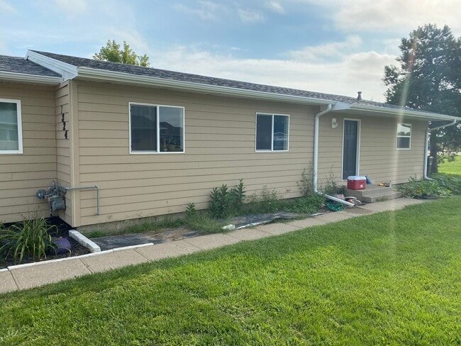 Building Photo - 4 bed 2 bath