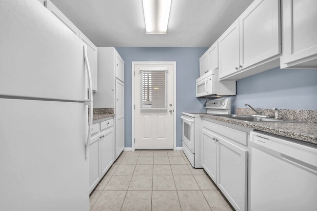 Building Photo - Affordable Coastal Comfort | 2BR Condo with Exceptional Amenities