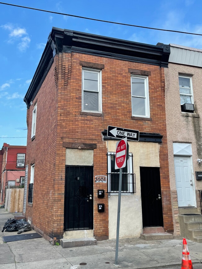 Front of building - 2001 E Monmouth St Unidad 2nd floor