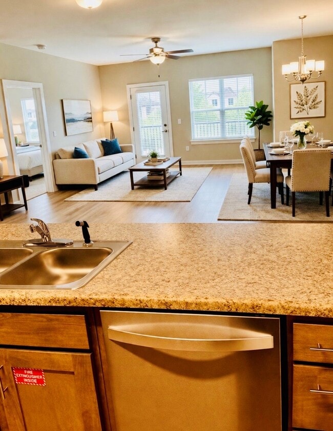 Excelente espacio para el entretenimiento con diseño abierto. - Edgewood Place