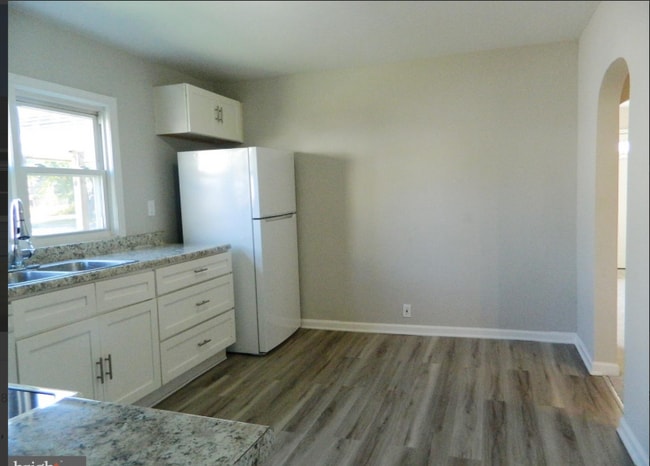 Photo - 719 E Division St