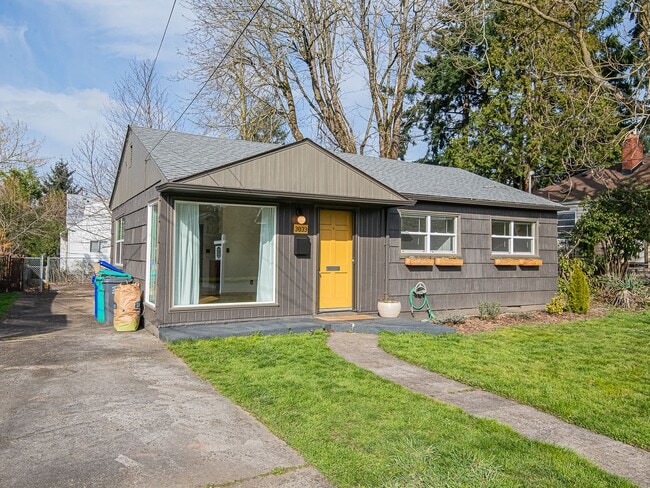 Photo - Adorable 3-bdrm/1-bath in Kenton. Hardwoods, deck, W/D, huge fenced backyard, off-street parking