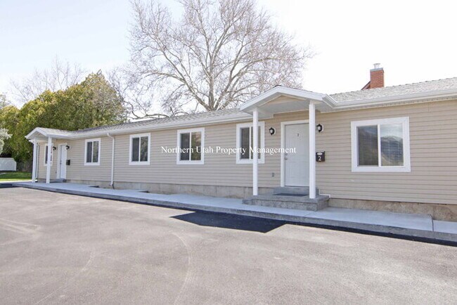 Building Photo - Newer 2 Bed 1 Bath HVAC Unit 1