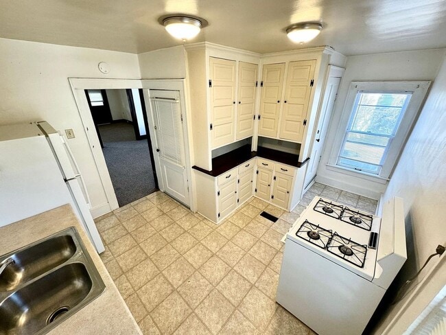 Building Photo - 2701 Raspberry St Unit 3