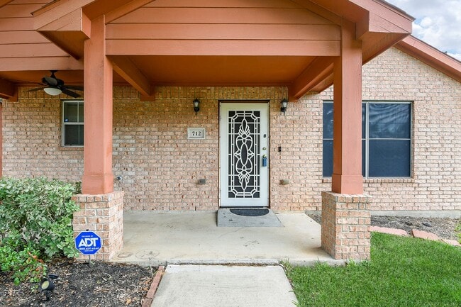 Photo - 712 Avenue F