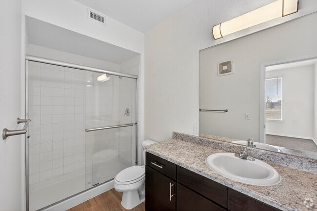 2BR, 2BA, 914SF - Bathroom 1