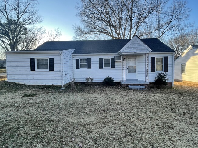 Cozy house large den, detached shop - 106 Courtland St House