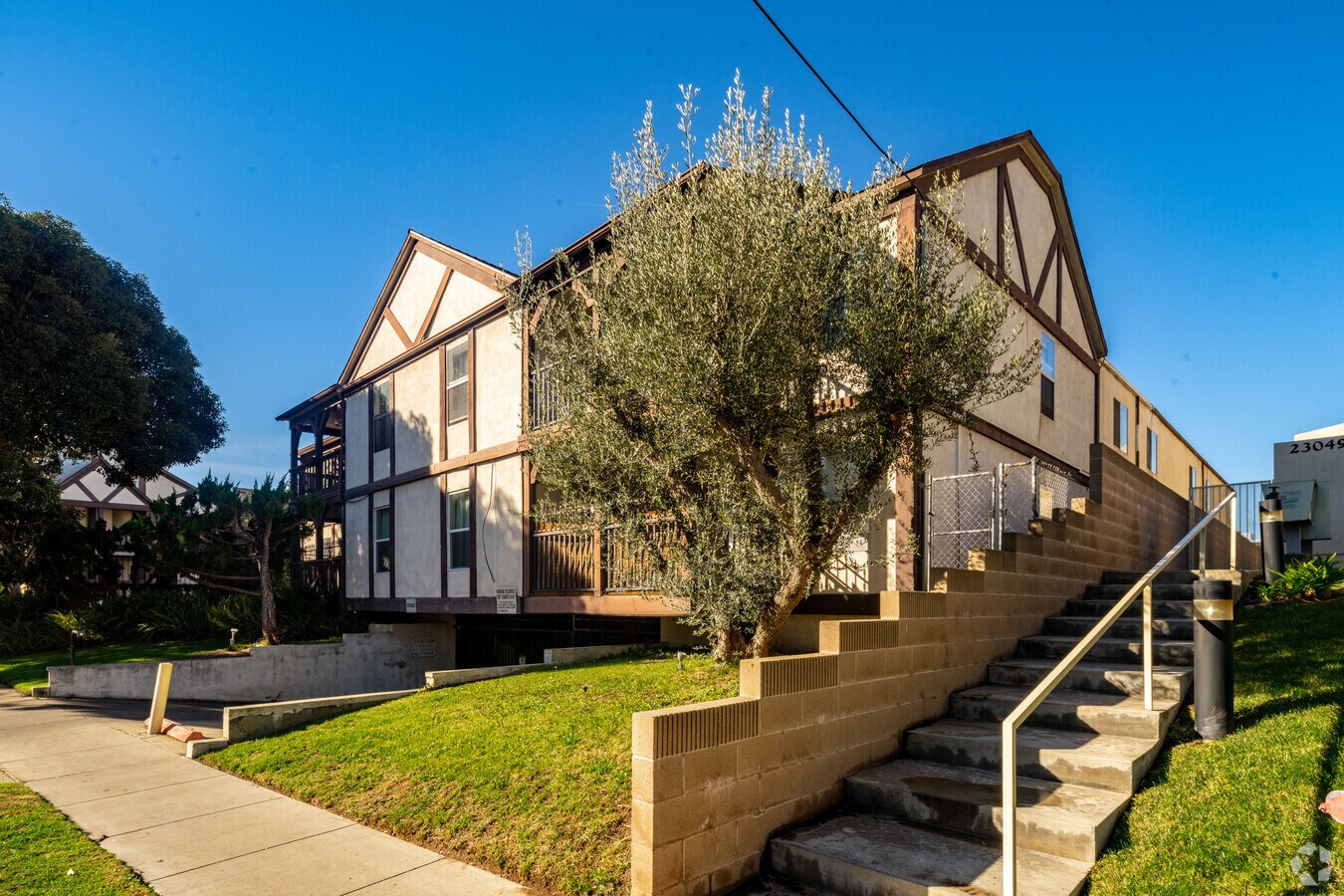 Exterior - Red Lion Apartments